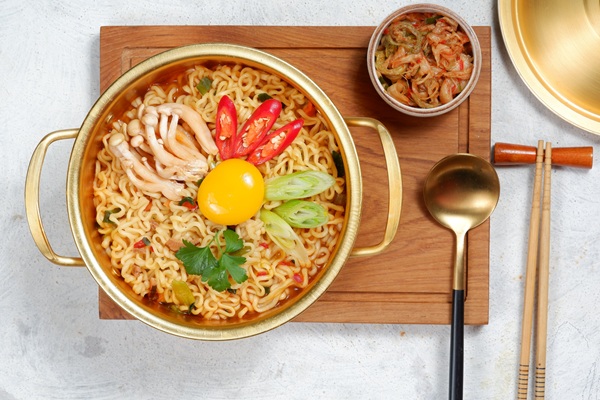 Instant noodle with enoki
