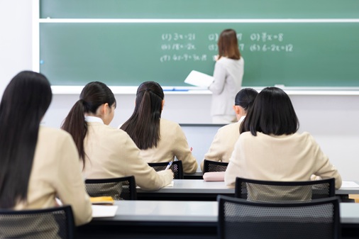 回答を発表する学生